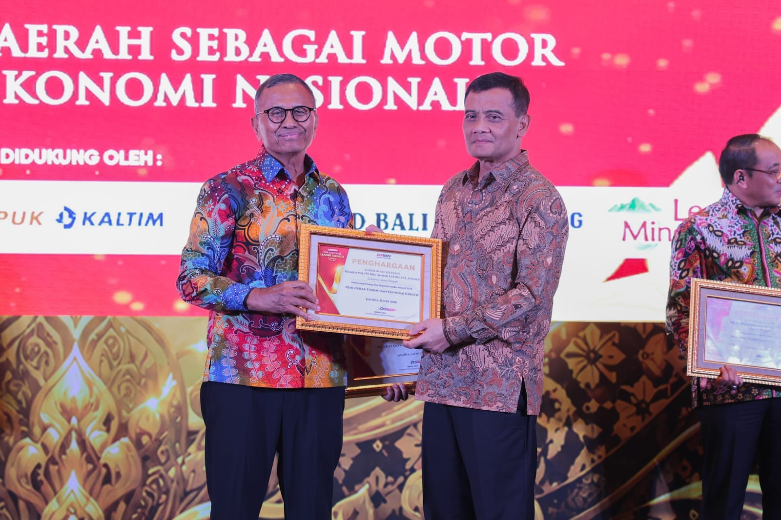 Gubernur Jawa Tengah Ahmad Luthfi menerima penghargaan Tokoh Penggerak UMKM dan Ekonomi Kreatif 2026.