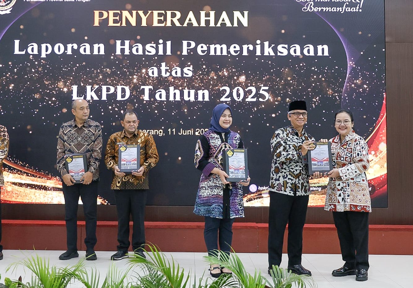 Wali Kota Semarang Agustina Wilujeng menerima penghargaan opini WTP ke-10 dari BPK RI atas LKPD 2025.