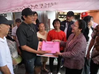 Wali Kota Semarang Agustina Wilujeng meninjau lokasi dan memberikan bantuan kepada korban kebakaran di Kelurahan Jagalan.