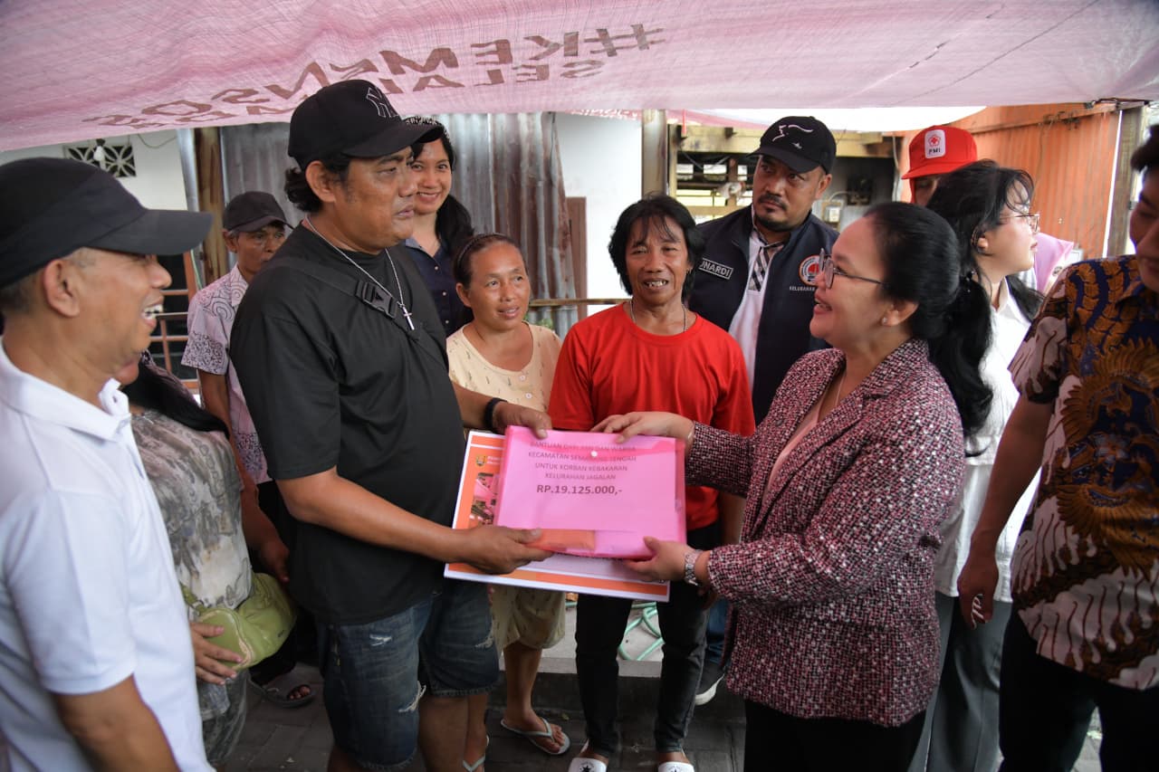 Wali Kota Semarang Agustina Wilujeng meninjau lokasi dan memberikan bantuan kepada korban kebakaran di Kelurahan Jagalan.