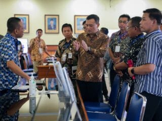 Gubernur Jawa Tengah Ahmad Luthfi meninjau langsung pelaksanaan SPMB Jateng 2026 di Posko Dinas Pendidikan.