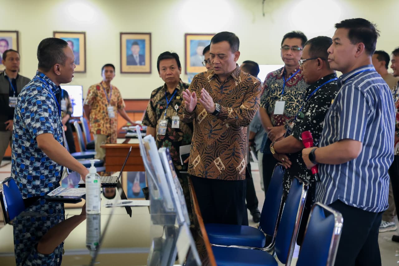 Gubernur Jawa Tengah Ahmad Luthfi meninjau langsung pelaksanaan SPMB Jateng 2026 di Posko Dinas Pendidikan.