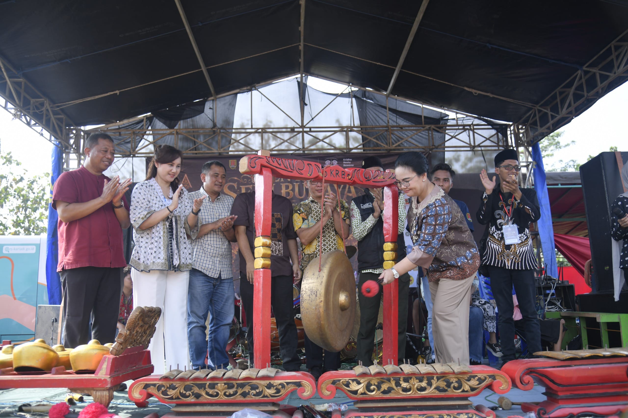 Wali Kota Semarang Agustina Wilujeng menghadiri Pentas Seni Budaya Jaranan oleh Karang Taruna Banyumanik.