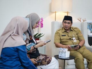 Wagub Jateng Taj Yasin Maimoen menjadi responden pertama Sensus Ekonomi 2026 bersama petugas BPS di rumah dinas Semarang.