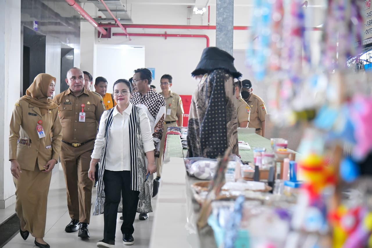Wali Kota Semarang Agustina Wilujeng meninjau kawasan New PM di Pasar Johar.