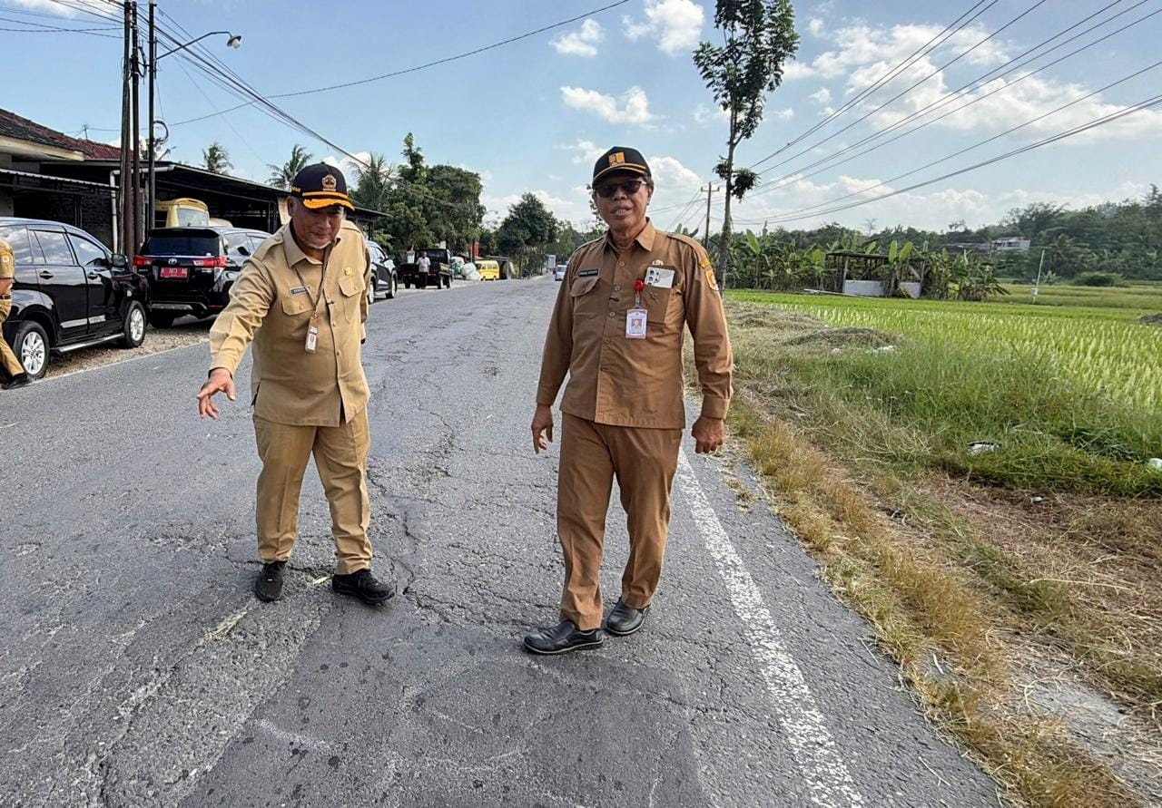 Kepala DPUPR Jateng saat mengecek kondisi kelayakan jalan provinsi di Wonogiri untuk persiapan proyek betonisasi.