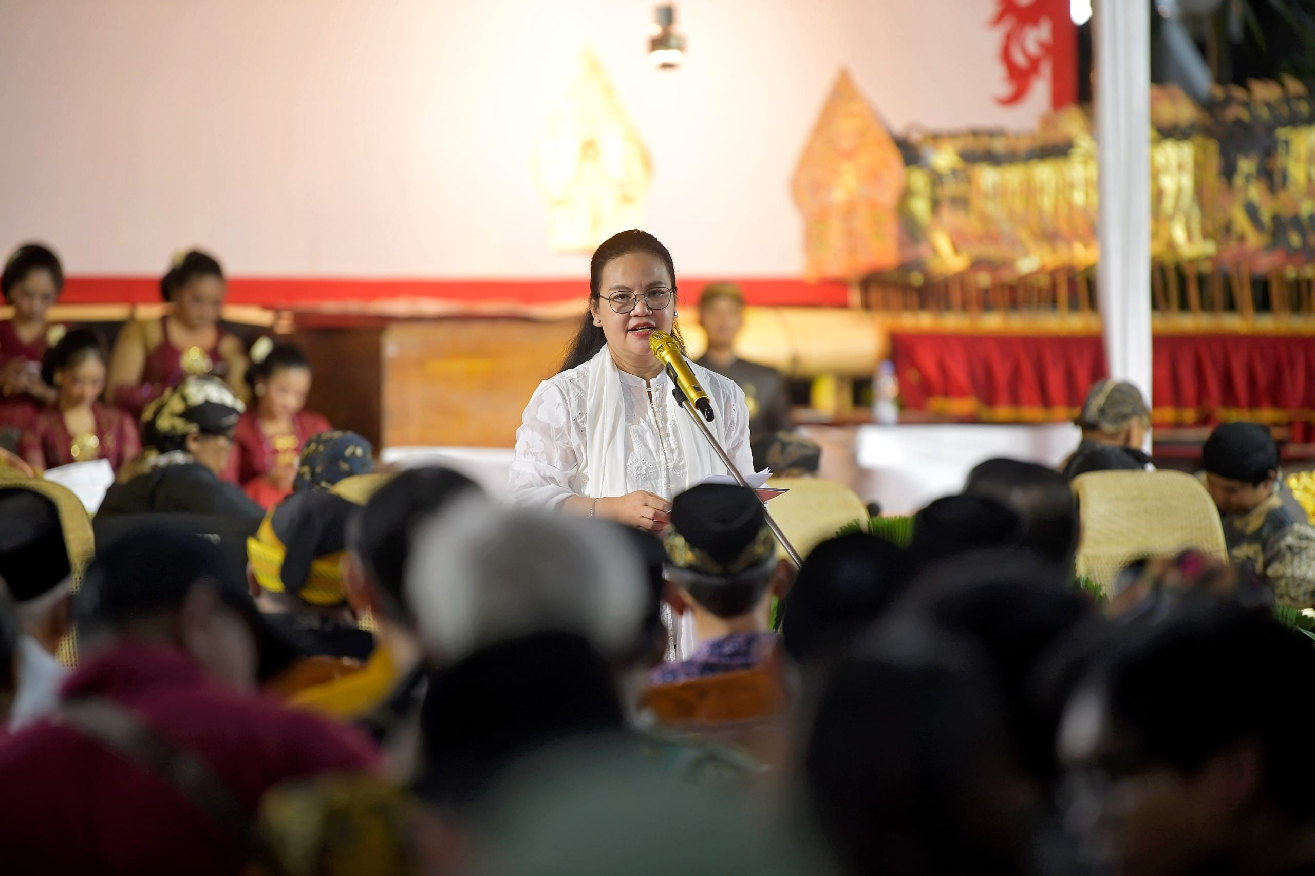 Wali Kota Semarang Agustina Wilujeng memberikan sambutan tentang pentingnya kerukunan pada peringatan 1 Muharram 1448 H di Balai Kota Semarang.