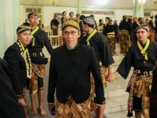 Sekda Provinsi Jawa Tengah, Sumarno, menghadiri prosesi Kirab Pusaka Malam 1 Suro di Pura Mangkunegaran, Surakarta.