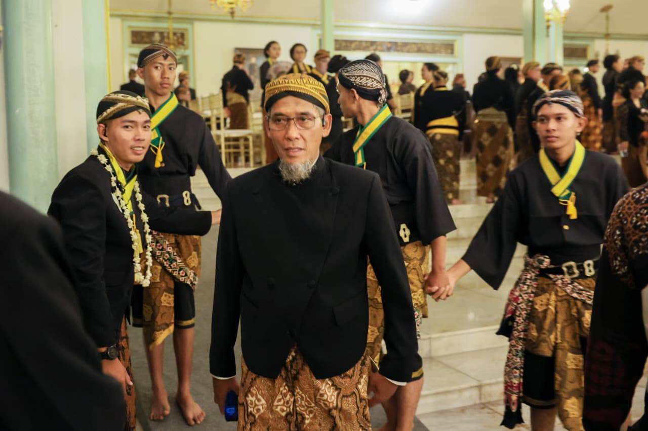 Sekda Provinsi Jawa Tengah, Sumarno, menghadiri prosesi Kirab Pusaka Malam 1 Suro di Pura Mangkunegaran, Surakarta.