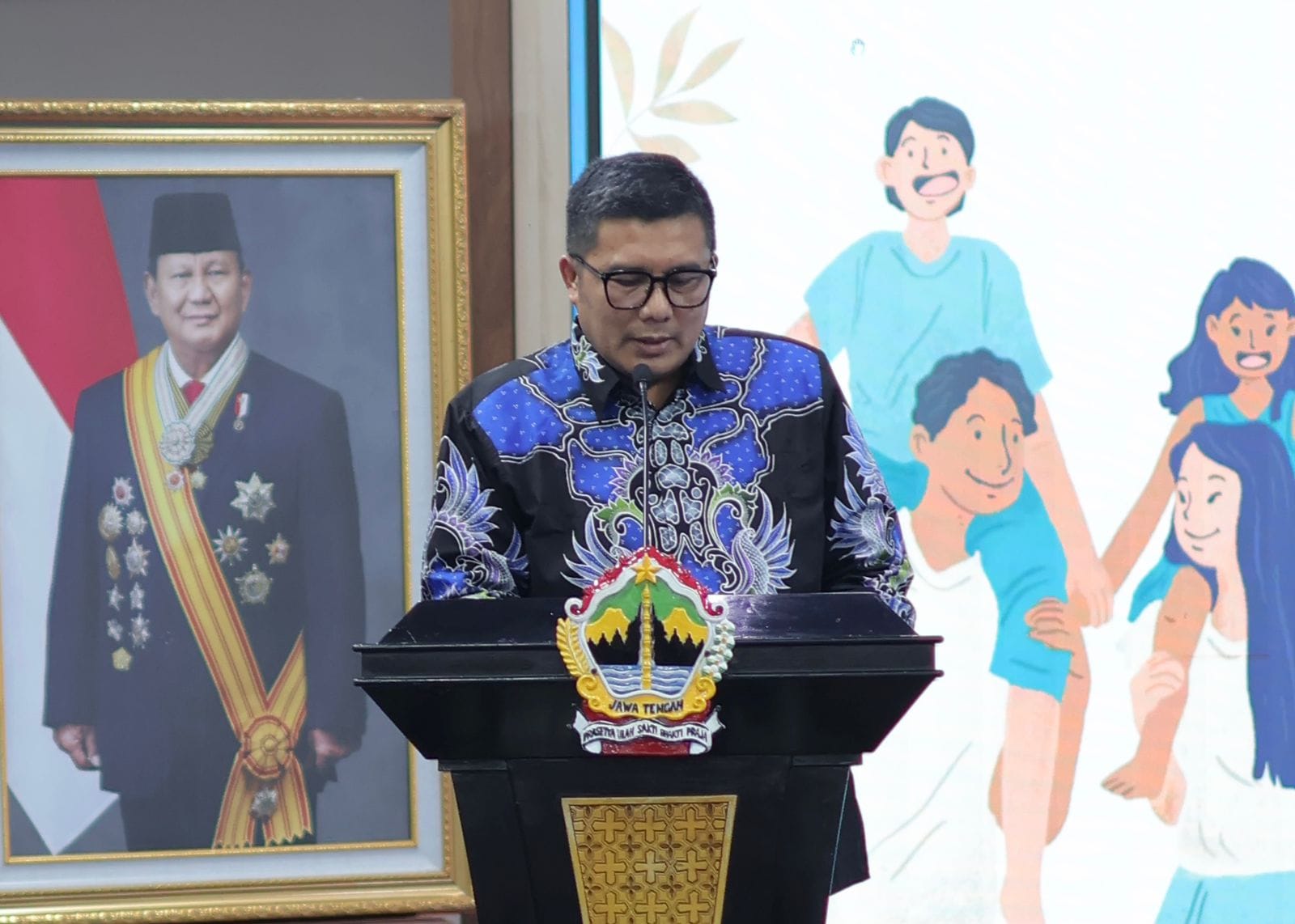 Wakil Ketua DPRD Jateng Mohammad Saleh memberikan keterangan terkait nasib guru honorer