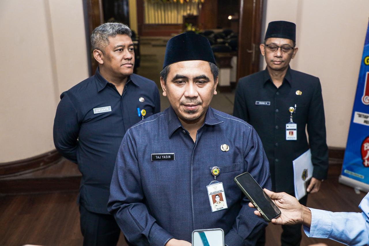Wakil Gubernur Jawa Tengah Taj Yasin Maimoen memberikan keterangan terkait pengawalan aspirasi mahasiswa.