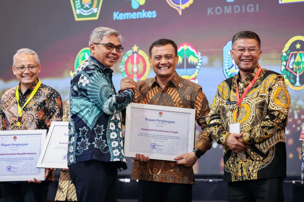 Gubernur Jawa Tengah Ahmad Luthfi menerima piagam penghargaan Program E-Learning ASN Berintegritas dari Ketua KPK Setyo Budiyanto.