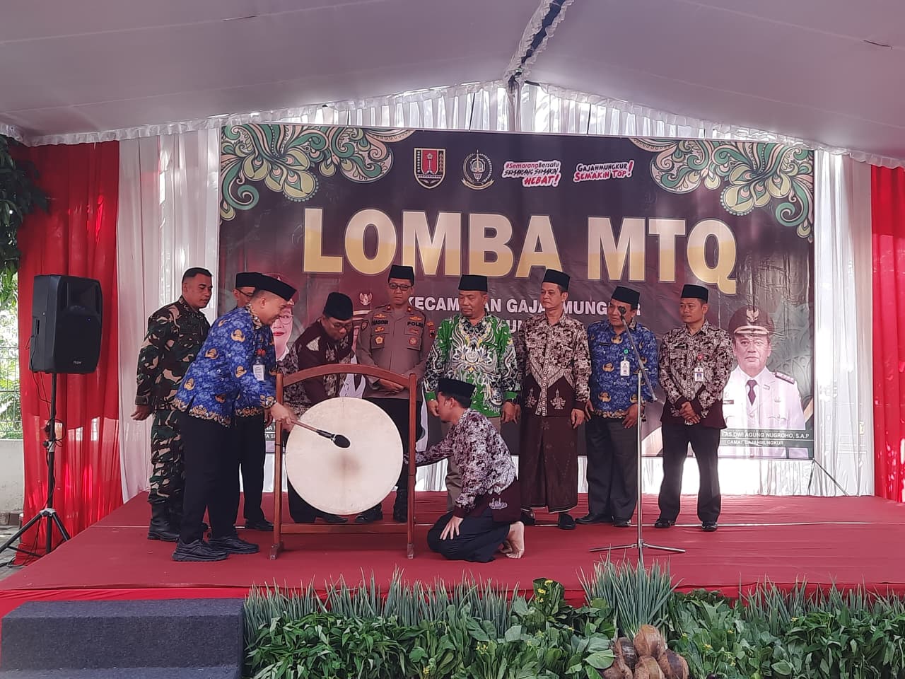 Kabag Kesra Setda Kota Semarang, Elly Asmara, memukul bedug sebagai tanda resmi dibukanya MTQ Tingkat Kecamatan Gajahmungkur menuju MTQ Nasional 2026.