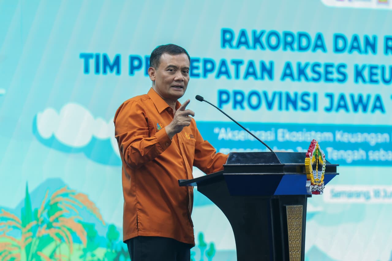 Gubernur Jawa Tengah Ahmad Luthfi dalam Rakorda TPAKD 2026 membahas penguatan literasi keuangan desa untuk berantas pinjol ilegal dan judi online.