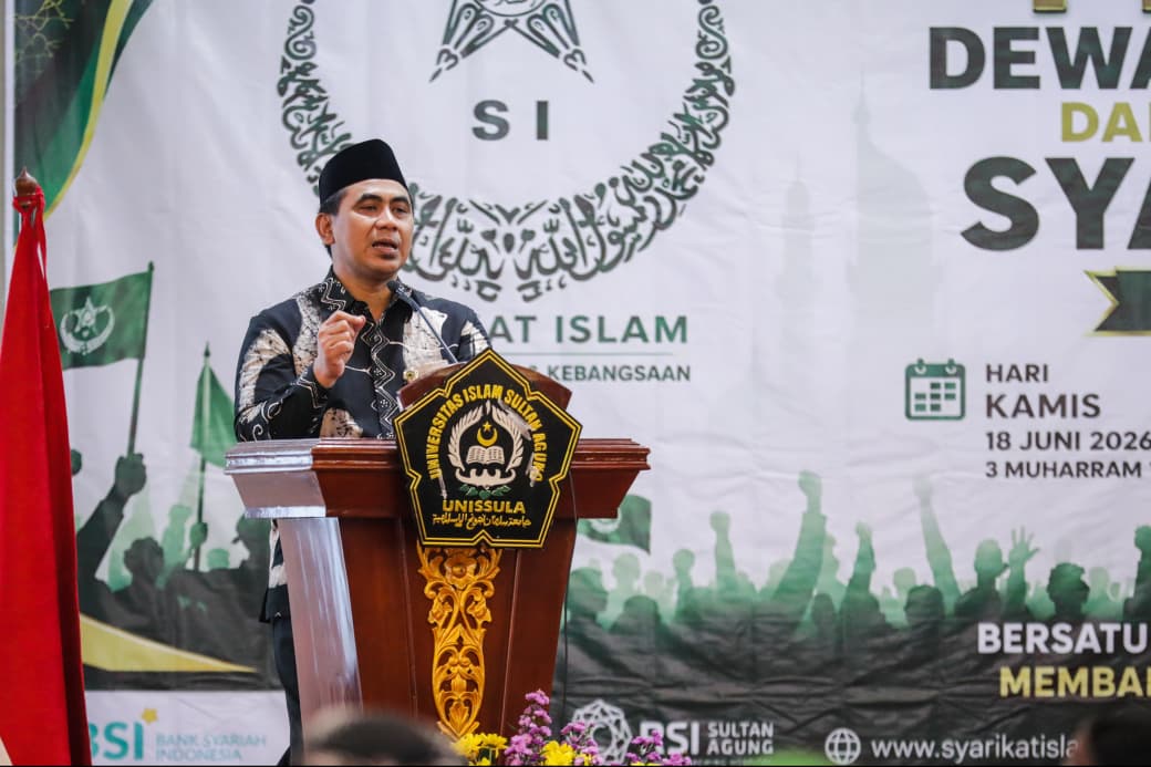 Wakil Gubernur Jawa Tengah Taj Yasin Maimoen saat memberikan sambutan pada pelantikan pengurus Syarikat Islam Jawa Tengah di Unissula Semarang.
