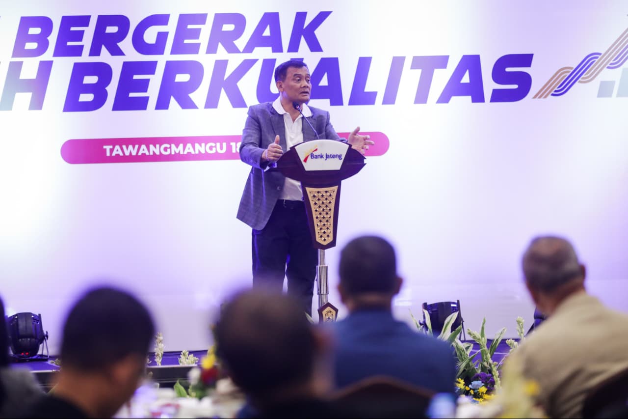 Gubernur Jawa Tengah Ahmad Luthfi memberikan arahan terkait penguatan modal UMKM pada Rapat Strategi Bank Jateng Semester II Tahun 2026 di Karanganyar.