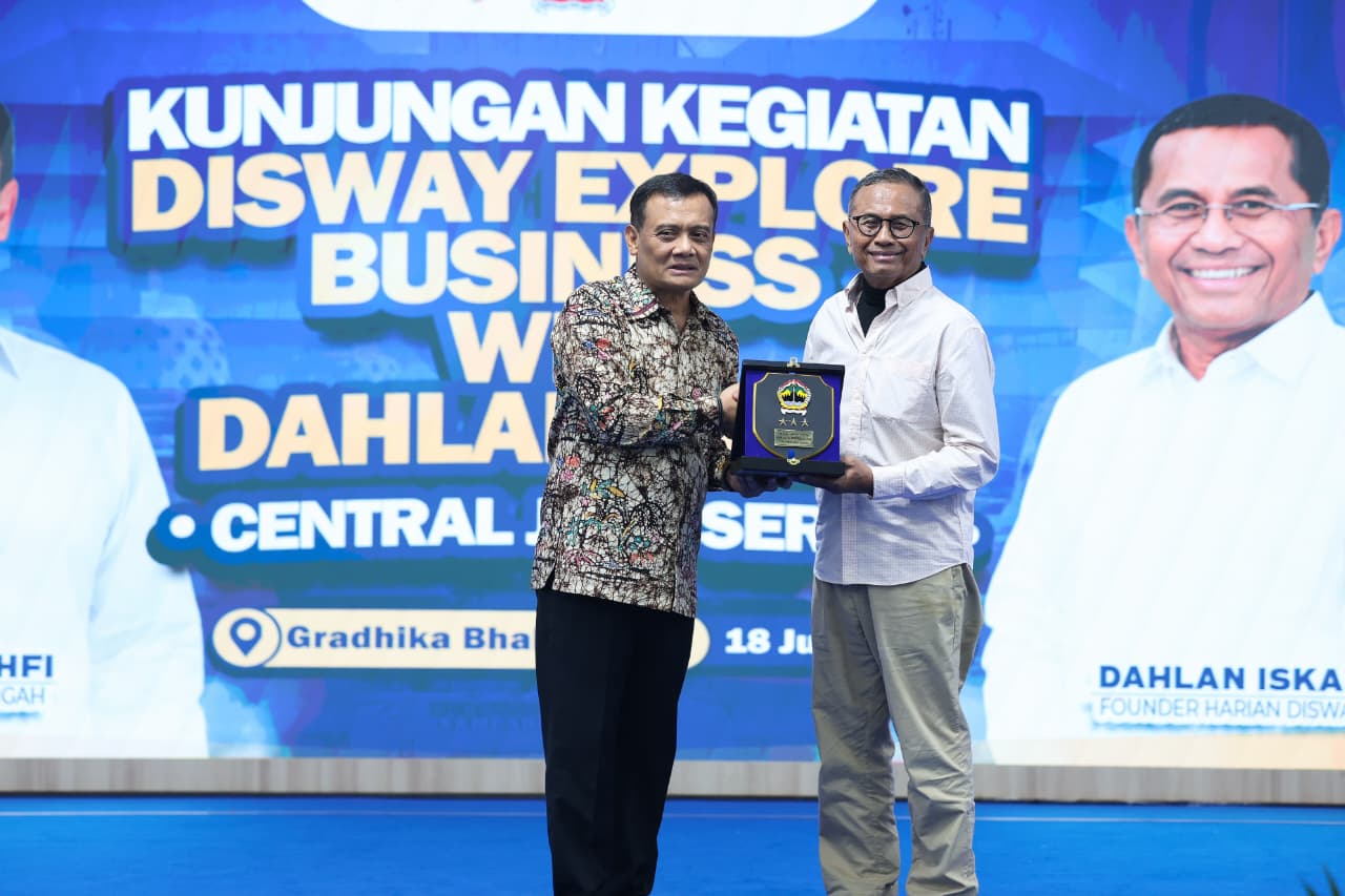 Gubernur Jateng Ahmad Luthfi bersama Dahlan Iskan dalam acara studi komparatif di Gedung Gradhika Bhakti Praja Semarang.