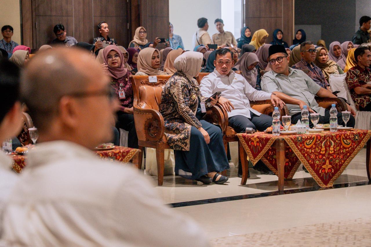 Mohammad Saleh dan Menteri Wihaji meninjau program Makan Bergizi Gratis di Purworejo.