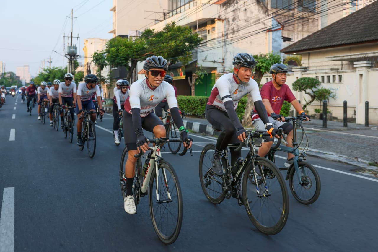 Rombongan peserta Jasirah Heritage Cycling 2026 melintasi kawasan wisata sejarah Jawa Tengah.