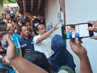 Mohammad Saleh dampingi Menteri ESDM Bahlil Lahadalia tinjau bantuan Listrik Desa di Purworejo