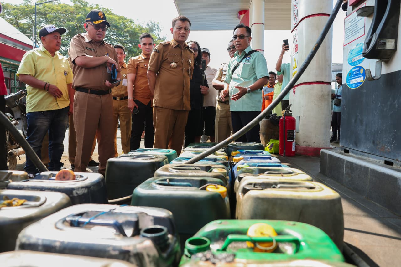 Gubernur Ahmad Luthfi bantu selesaikan masalah izin operasional SPBUN untuk nelayan di Kota Tegal.