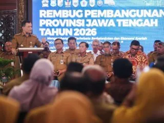 Gubernur Jawa Tengah Ahmad Luthfi saat membahas penanganan dampak banjir rob.