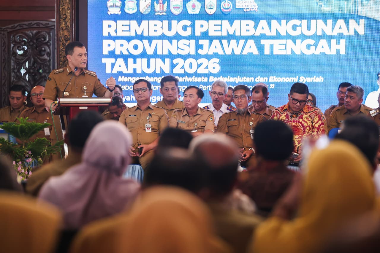 Gubernur Jawa Tengah Ahmad Luthfi saat membahas penanganan dampak banjir rob.