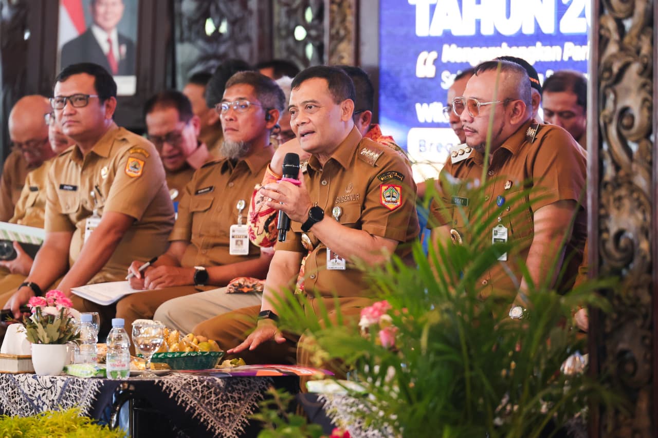 Gubernur Jawa Tengah Ahmad Luthfi saat menyampaikan konsep paket wisata lintas daerah dan aglomerasi pariwisata di Pendopo Kota Tegal.