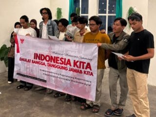 Sekelompok Mahasiswa Semarang membentangkan spanduk deklarasi menjaga kedaulatan bangsa dan komitmen mengawal kebijakan publik.