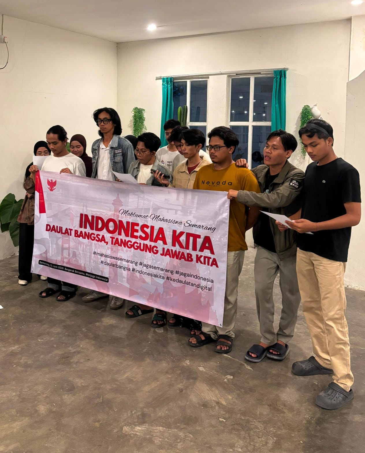 Sekelompok Mahasiswa Semarang membentangkan spanduk deklarasi menjaga kedaulatan bangsa dan komitmen mengawal kebijakan publik.