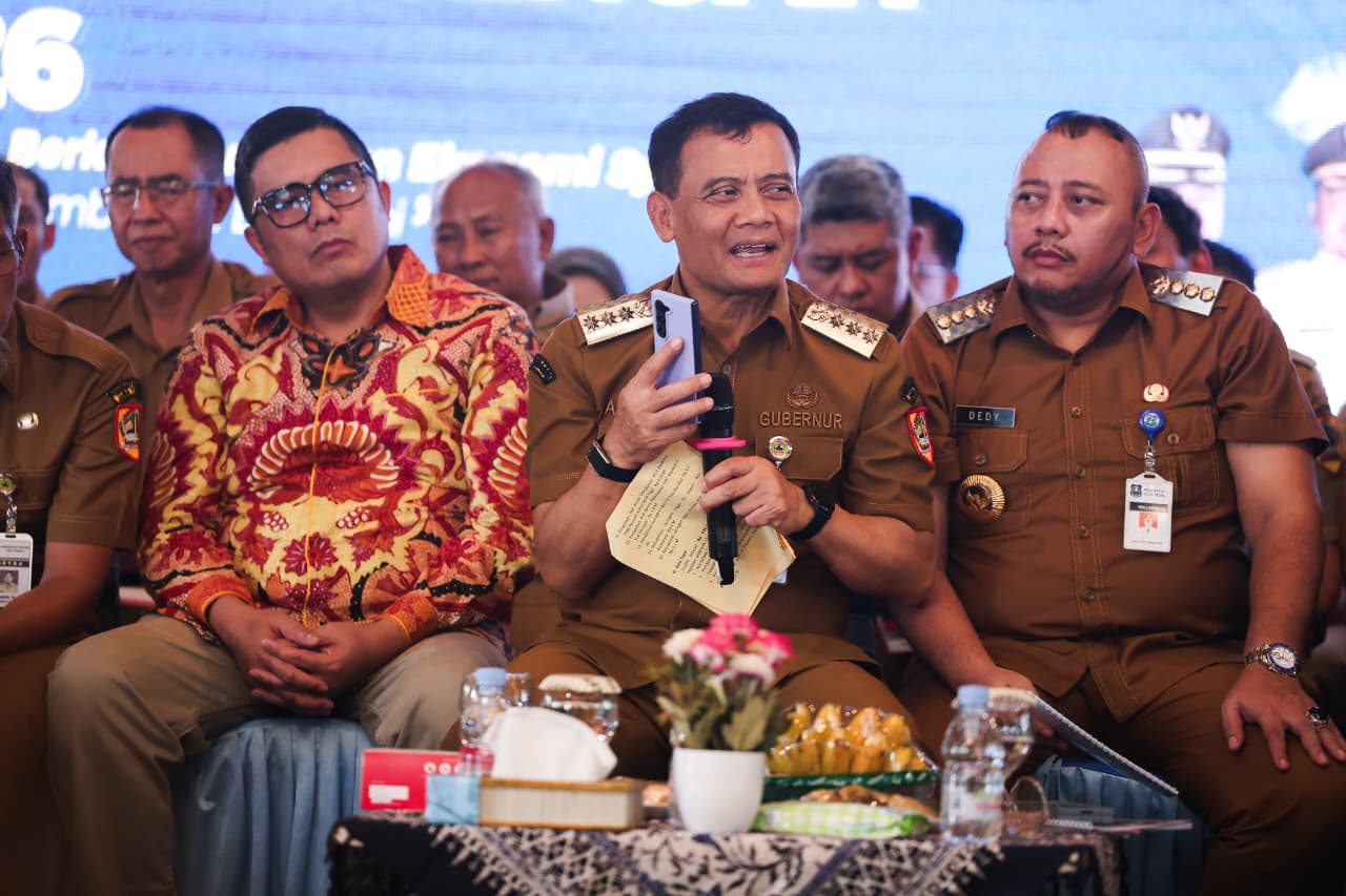 Gubernur Jawa Tengah Ahmad Luthfi saat memaparkan program perbaikan jalan provinsi di Tegal.