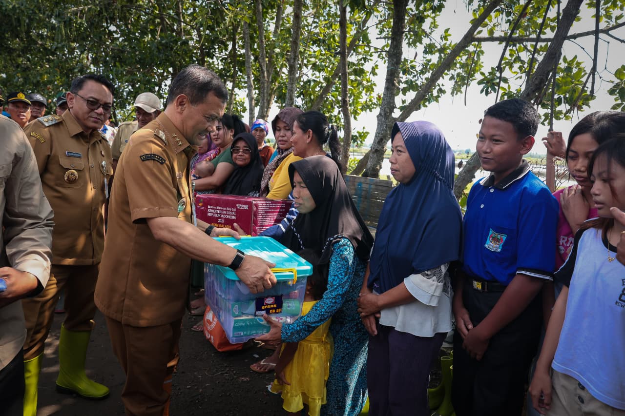 Ahmad Luthfi serahkan bantuan logistik untuk warga terdampak banjir rob di Tunggulsari