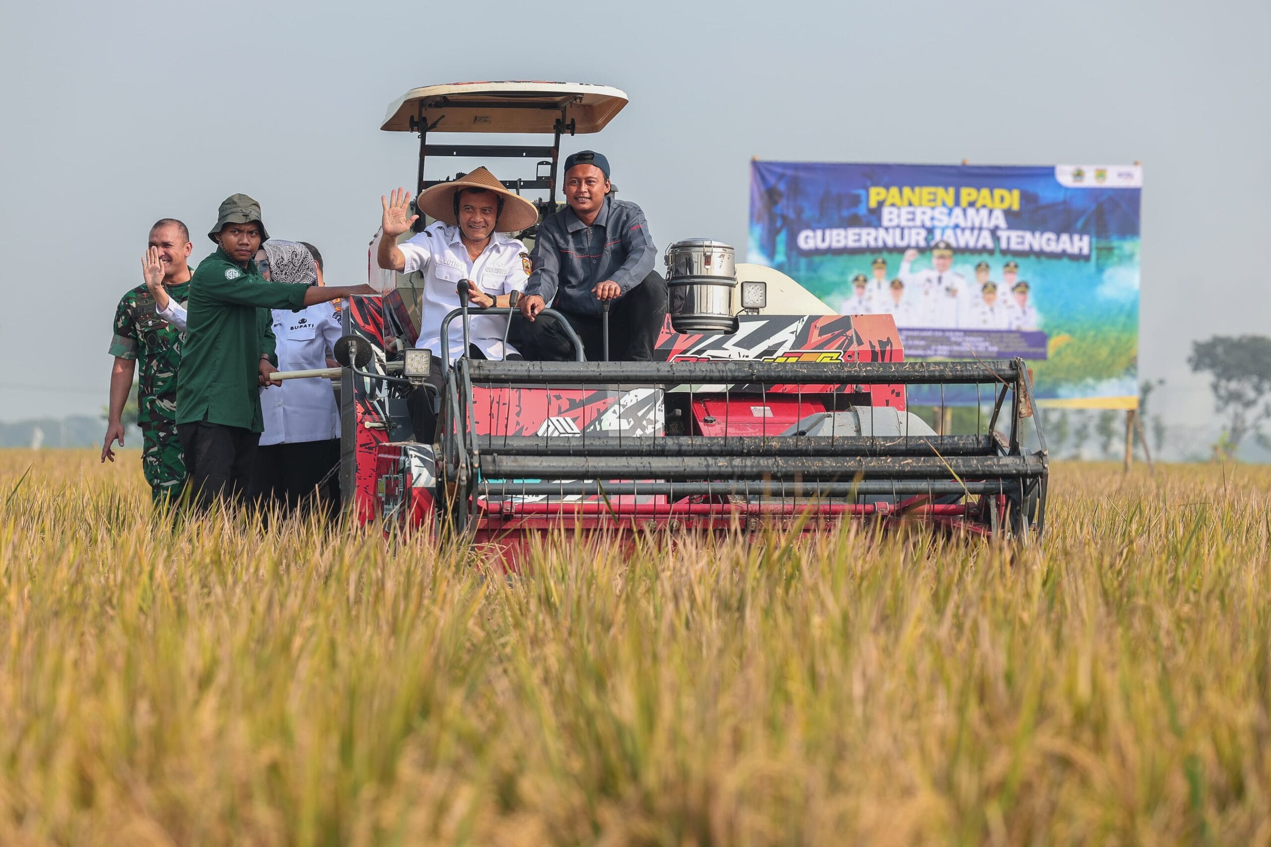 Ahmad Luthfi Gubernur Jateng menggunakan mesin combine harvester saat panen raya padi di Sukoharjo.