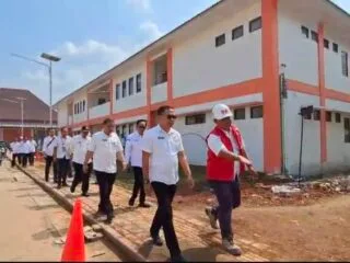 Sekda Kota Semarang Handi Priyanto meninjau progres pembangunan Sekolah Rakyat Terpadu (SRT) yang mencapai 90 persen di Rowosari, Tembalang.
