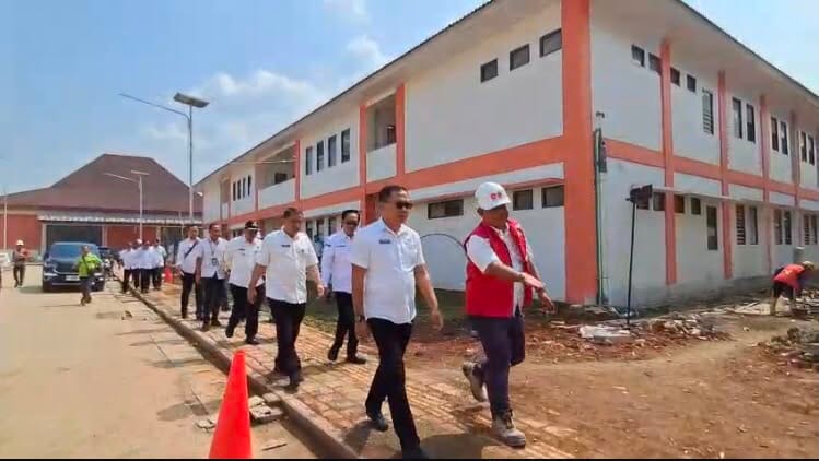 Sekda Kota Semarang Handi Priyanto meninjau progres pembangunan Sekolah Rakyat Terpadu (SRT) yang mencapai 90 persen di Rowosari, Tembalang.