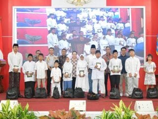 Wali Kota Semarang Agustina Wilujeng menyerahkan santunan dan paket sembako kepada anak yatim piatu.