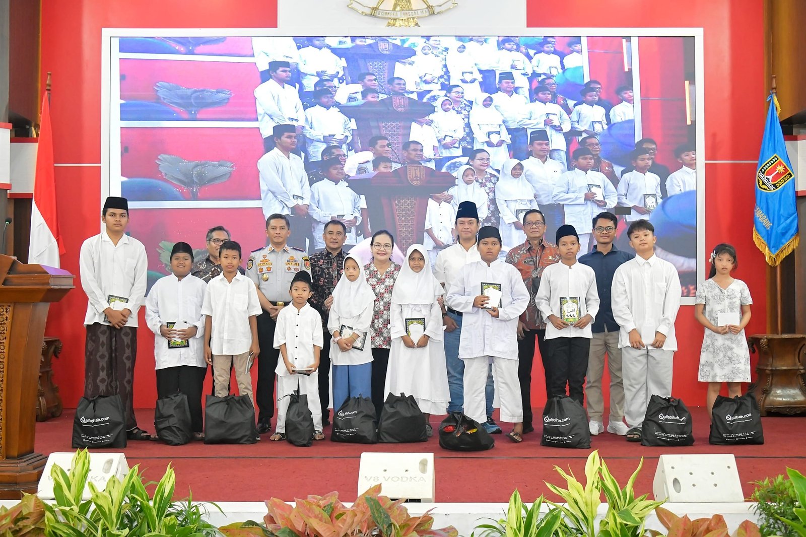 Wali Kota Semarang Agustina Wilujeng menyerahkan santunan dan paket sembako kepada anak yatim piatu.