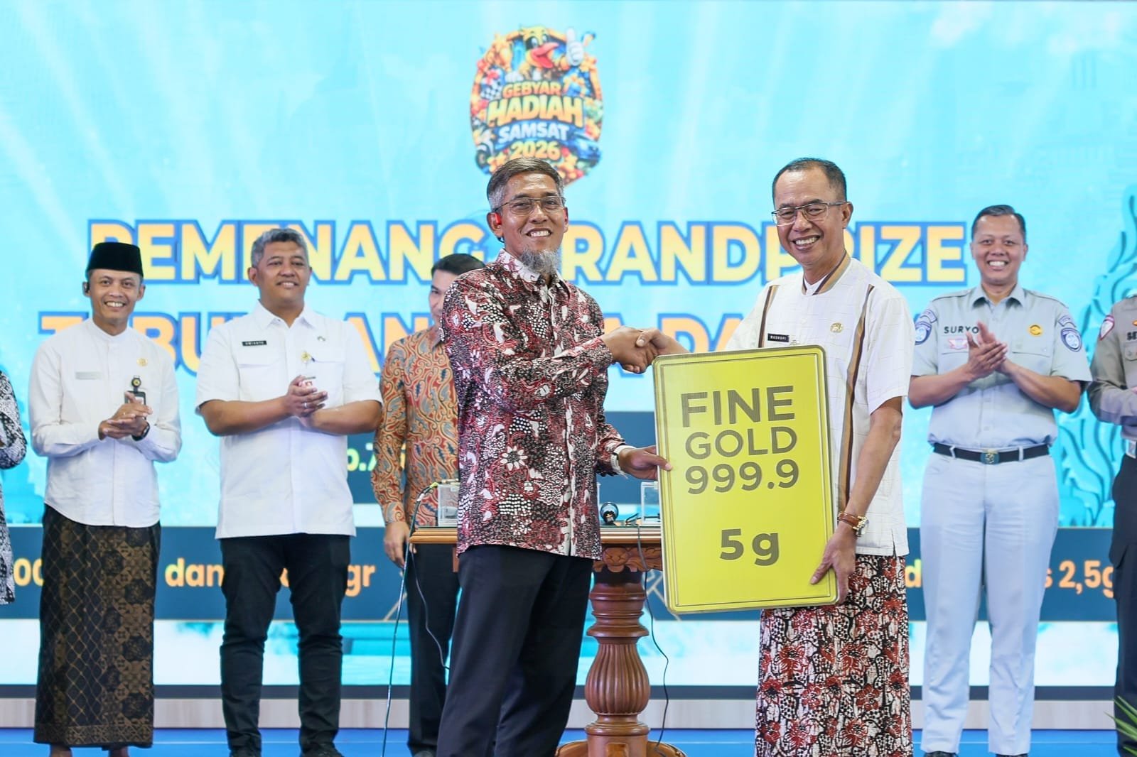 Pemprov Jateng serahkan hadiah tabungan BIMA dan emas kepada pemenang undian wajib pajak kendaraan bermotor 2026.