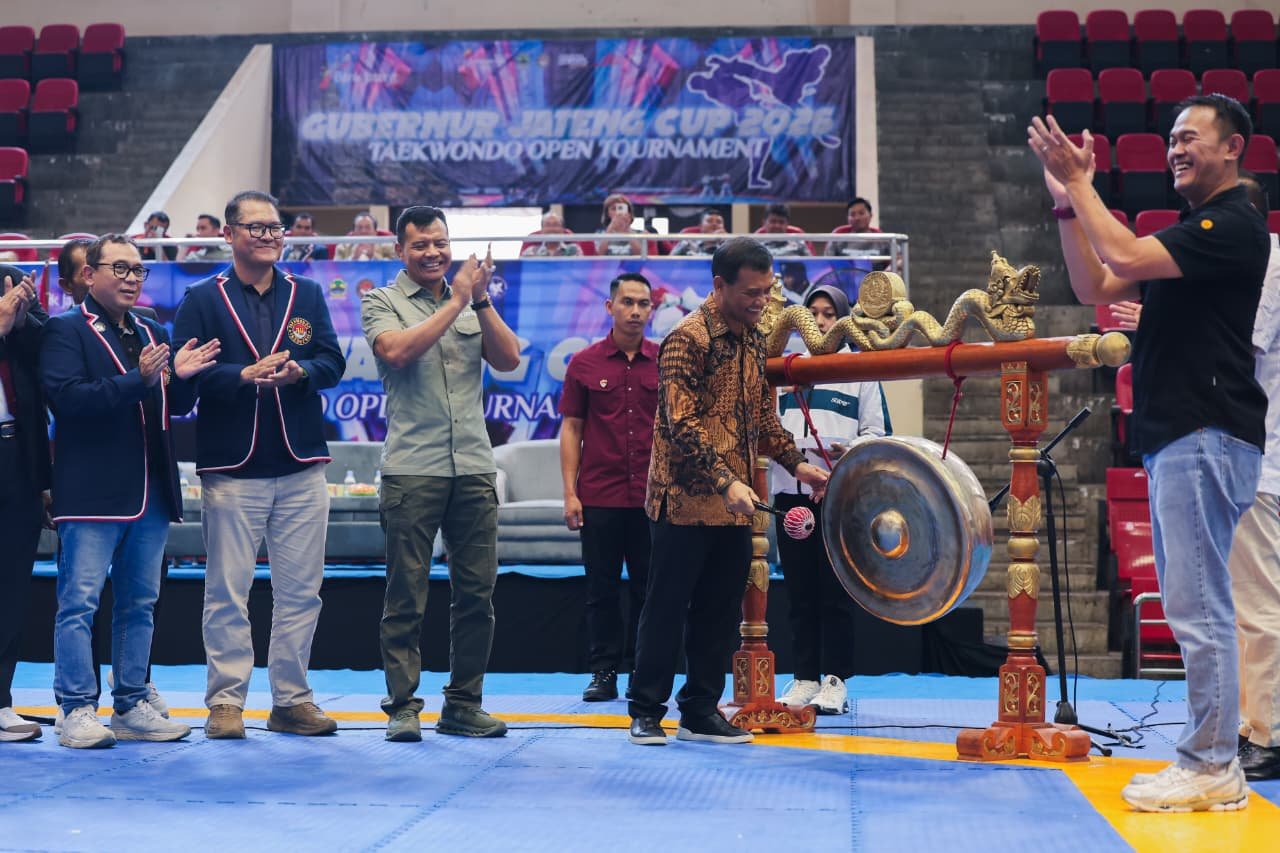 Gubernur Jawa Tengah Ahmad Luthfi saat membuka Gubernur Jateng Cup Taekwondo Open Tournament 2026 di GOR Jatidiri Semarang.