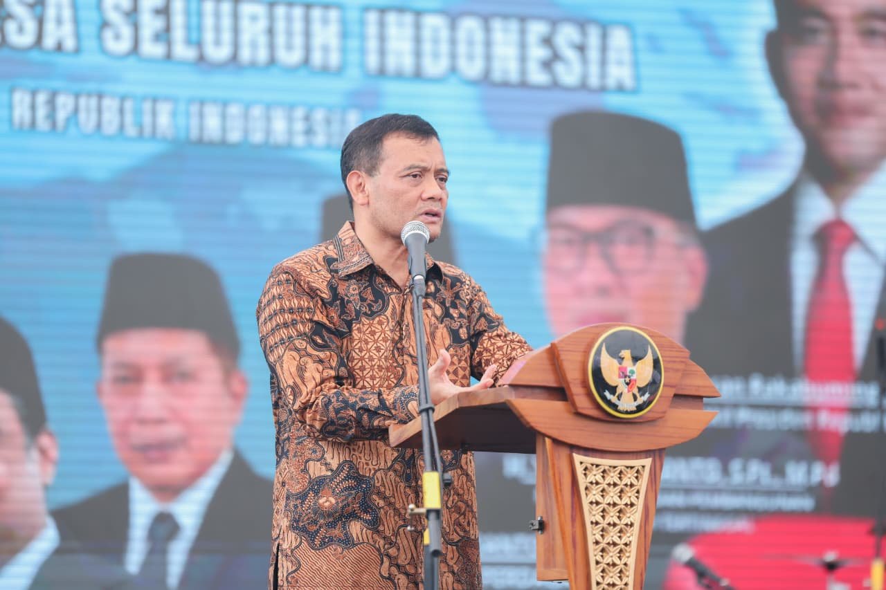 Gubernur Jateng Ahmad Luthfi dalam acara penandatanganan dukungan Program Makan Bergizi Gratis (MBG) oleh BUMDes dan Koperasi Desa di Semarang.
