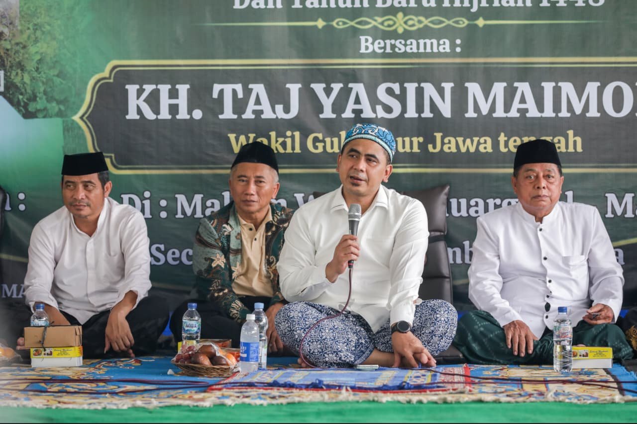 Wakil Gubernur Jateng Taj Yasin Maimoen dan Wakil Bupati Blora Sri Setyorini menghadiri peringatan Haul ke-126 Mbah Mahali di Sambong, Blora.