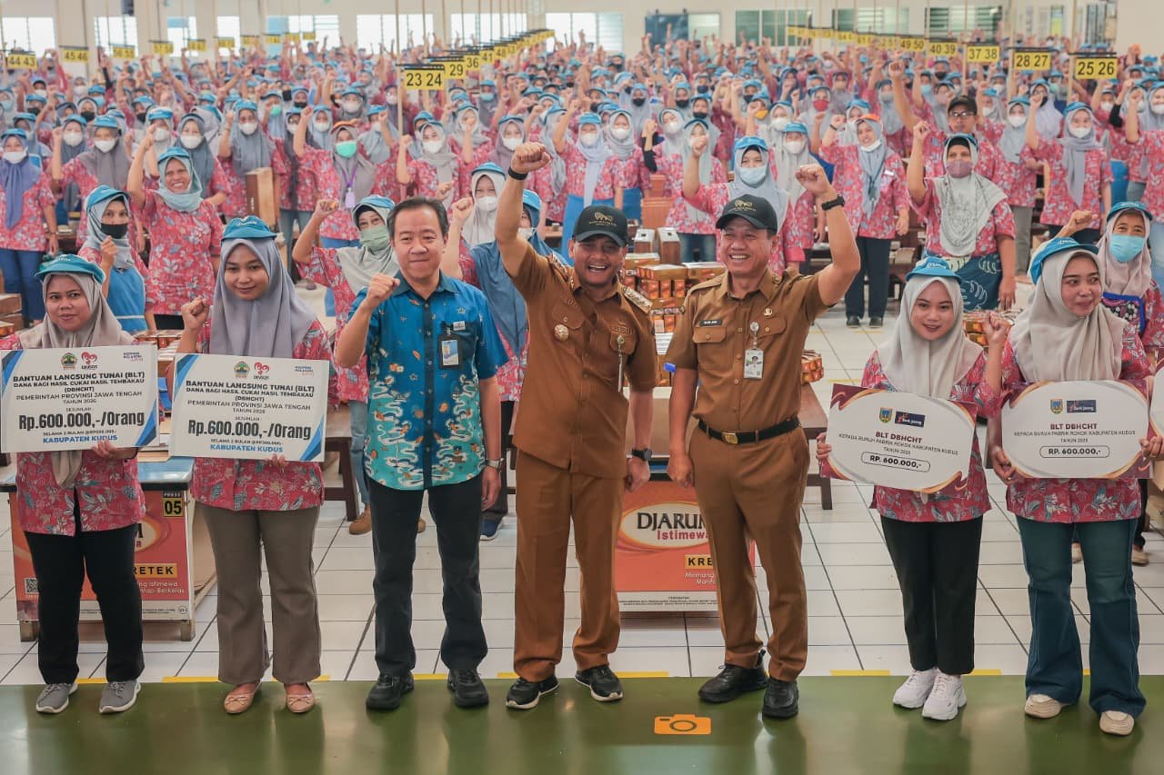 Gubernur Jawa Tengah Ahmad Luthfi menyerahkan BLT Cukai Tembakau kepada pekerja pabrik PT Djarum di Kudus.