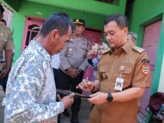 Gubernur Jawa Tengah Ahmad Luthfi berdialog dengan Hadi Mulyono, warga Kudus penerima program bantuan perbaikan RTLH.