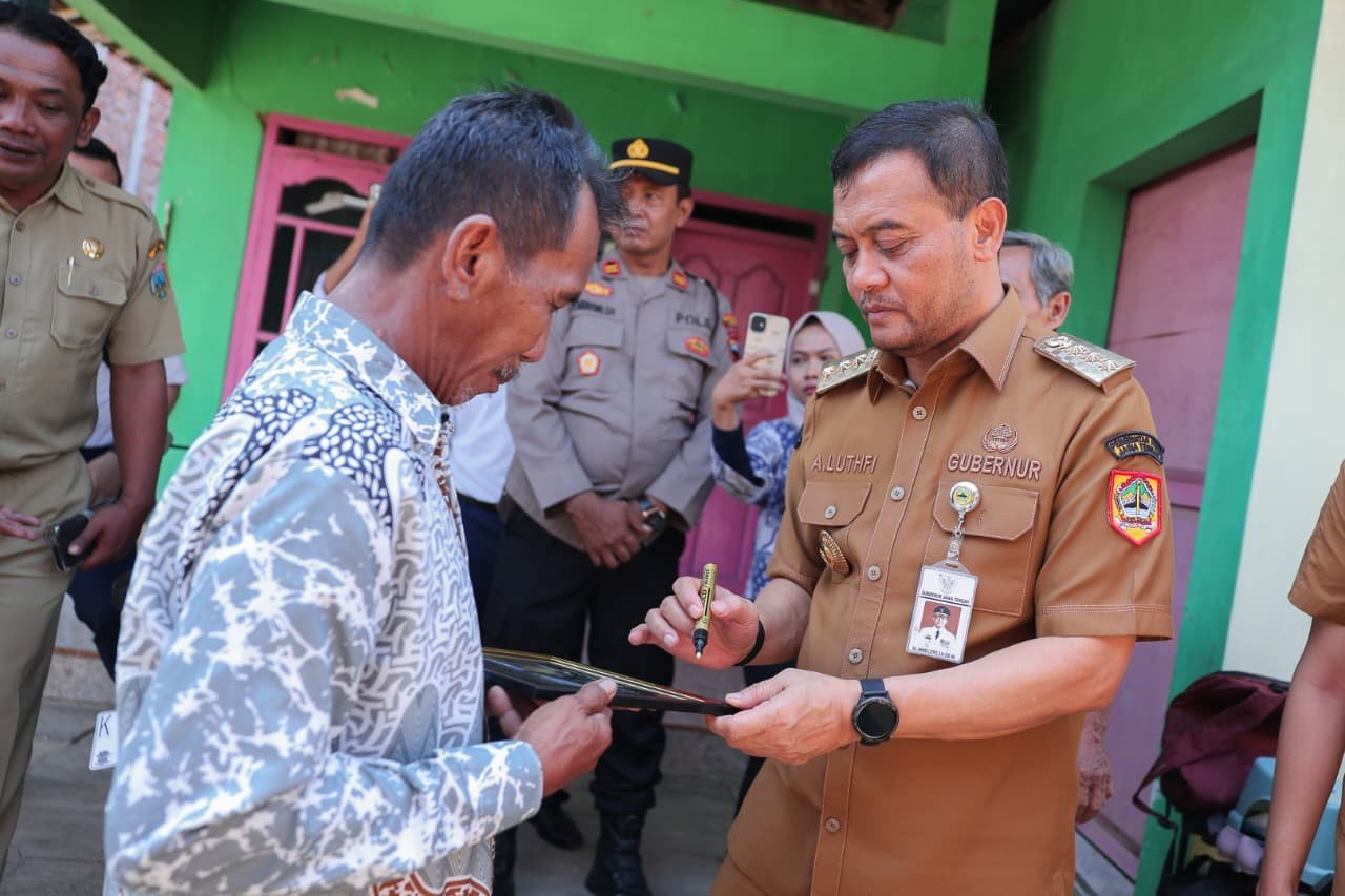 Gubernur Jawa Tengah Ahmad Luthfi berdialog dengan Hadi Mulyono, warga Kudus penerima program bantuan perbaikan RTLH.