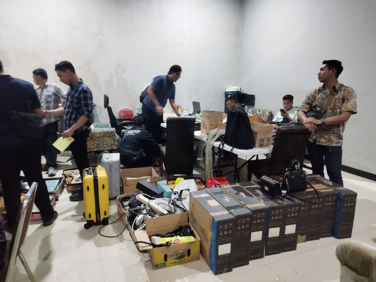 Petugas Imigrasi Semarang mengamankan WNA asal Tiongkok terkait sindikat love scamming internasional.