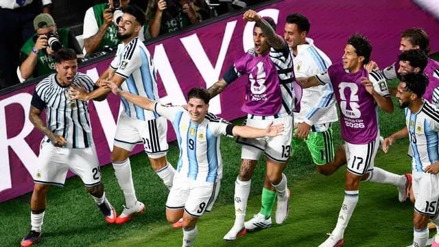 Julian Alvarez merayakan gol indahnya saat Argentina mengalahkan Swiss di perempat final Piala Dunia 2026.