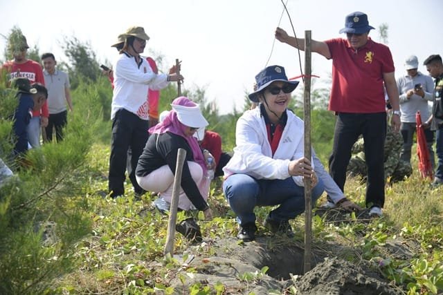 Wali Kota Semarang Agustina Wilujeng pimpin tanam 200 bibit cemara laut di Pulau Tirang.