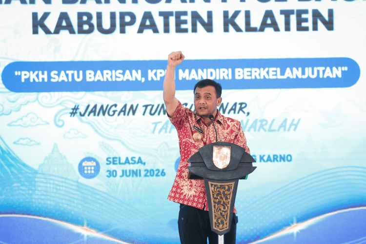 Gubernur Jateng Ahmad Luthfi hadiri wisuda graduasi mandiri ribuan penerima PKH di Klaten.