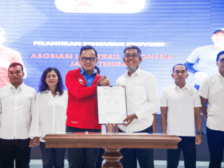 Bima Arya melantik Sekda Jateng Sumarno sebagai Ketua Umum ALTI Jateng 2025-2029 di Semarang.