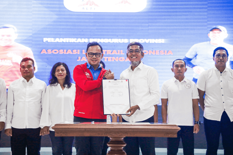 Bima Arya melantik Sekda Jateng Sumarno sebagai Ketua Umum ALTI Jateng 2025-2029 di Semarang.
